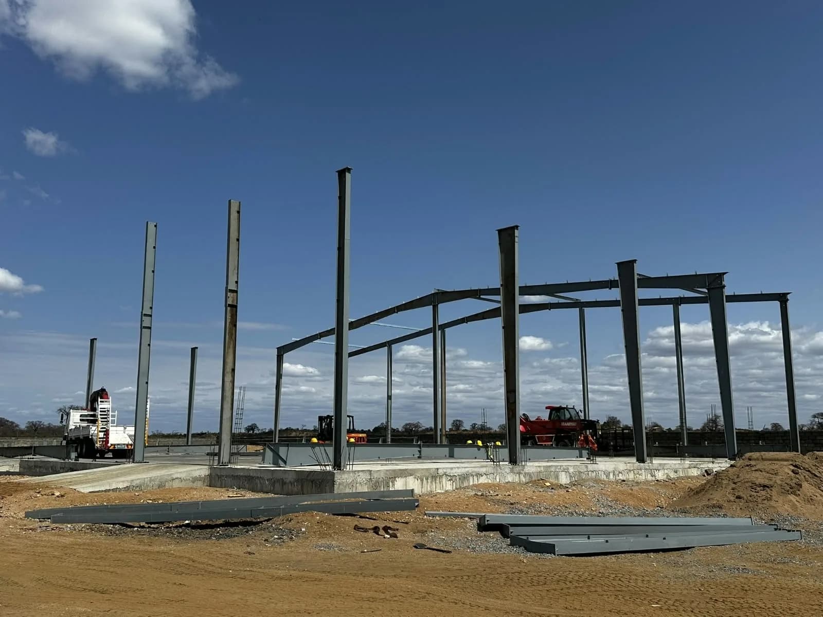 Pilares e travessas metálicas com equipamentos de apoio à montagem
